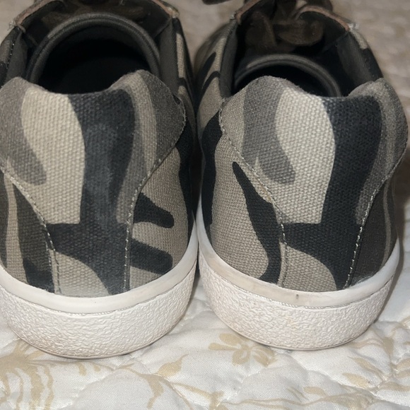 Johnny Was Camo Sneakers-7 1/2 - Picture 6 of 7